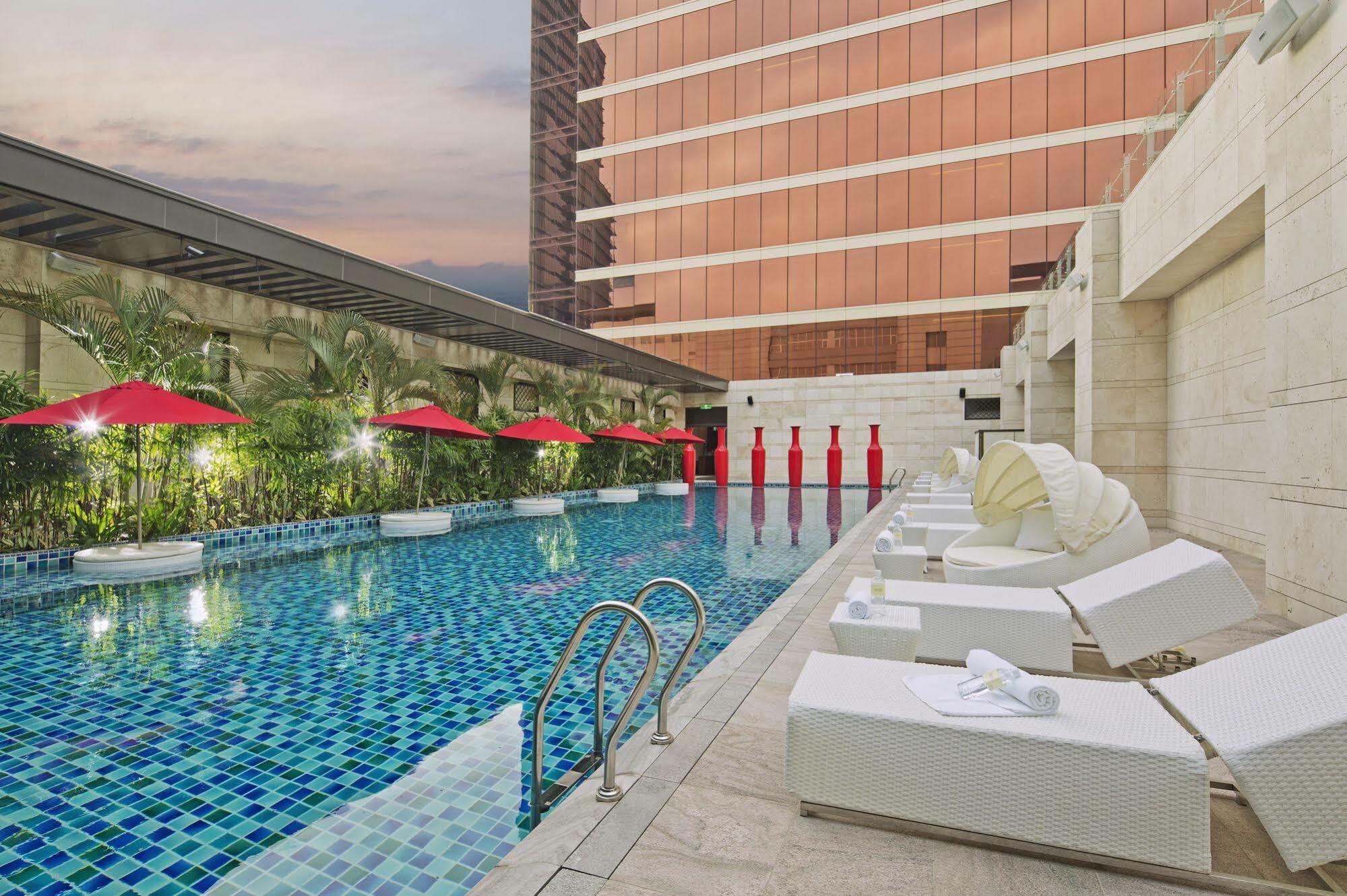 The Lin Hotel Taichung Exterior foto The swimming pool at the hotel